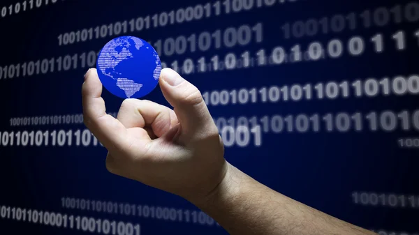 Hand hält eine blaue Weltkugel vor digitalem Hintergrund — Stockfoto
