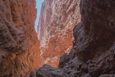 Işığa koyu kırmızı kanyonun çıkış yolu