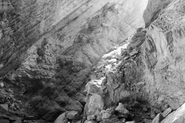 Duvar kadar aydınlatır bir kanyonun içine düşen ışık