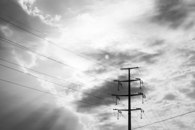 Hava koşulları, Siyah bulutlar tehdit içinde elektrik direğinden