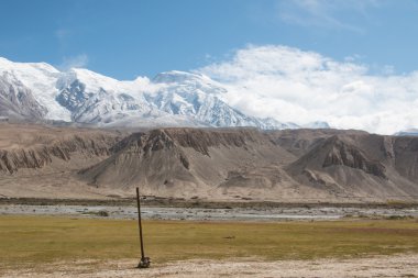 Tek elektrik direği ile kar dağ