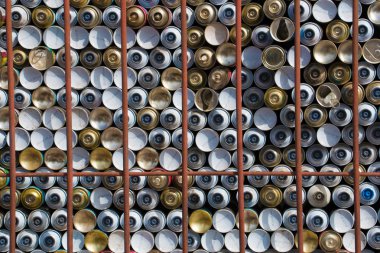 Zımbalanan sprey kutular parmaklıklar arkasında onlarca