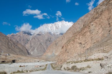 Bir kar Dağı'na giden sokak