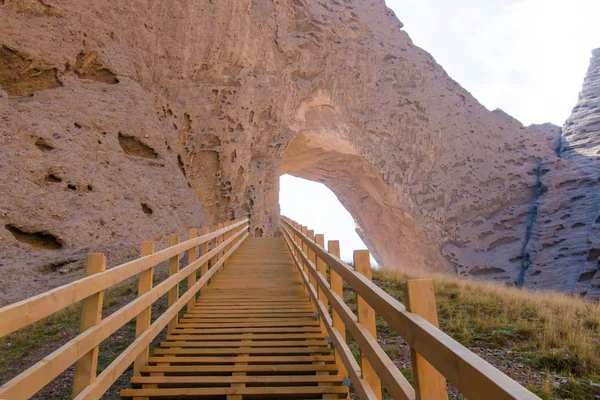 Escaleras que conducen al arco de montaña —  Fotos de Stock