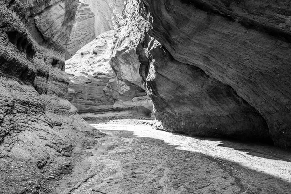 Camino fuera del cañón de la colina roja en Xinjiang China disparado en blanco y negro —  Fotos de Stock