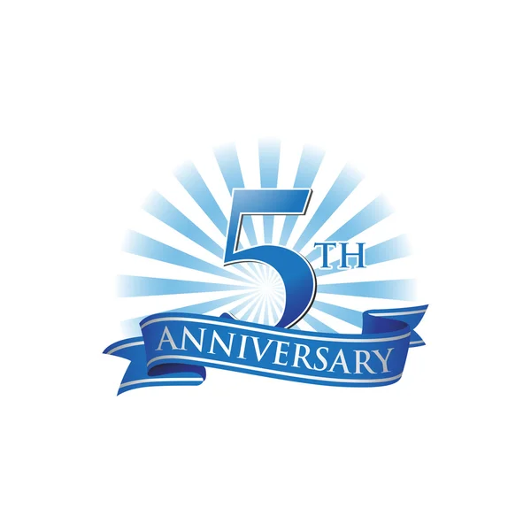 5 ulang tahun logo pita dengan sinar biru cahaya - Stok Vektor