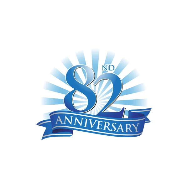 Logo de la cinta del 82 aniversario con rayos azules de luz — Archivo Imágenes Vectoriales