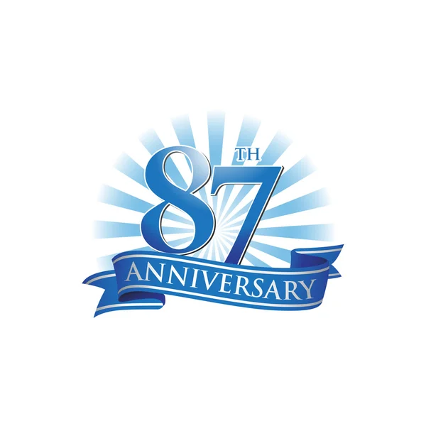 Logo du ruban 87e anniversaire avec des rayons de lumière bleus — Image vectorielle