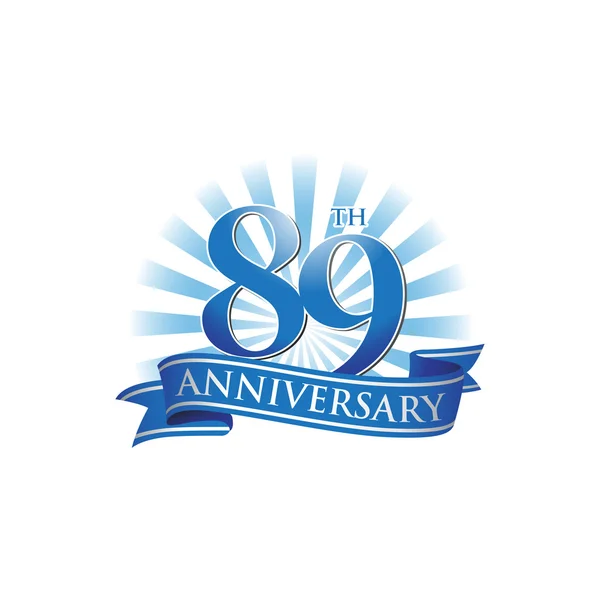 89 výročí stuha logo s modrými paprsky světla — Stockový vektor