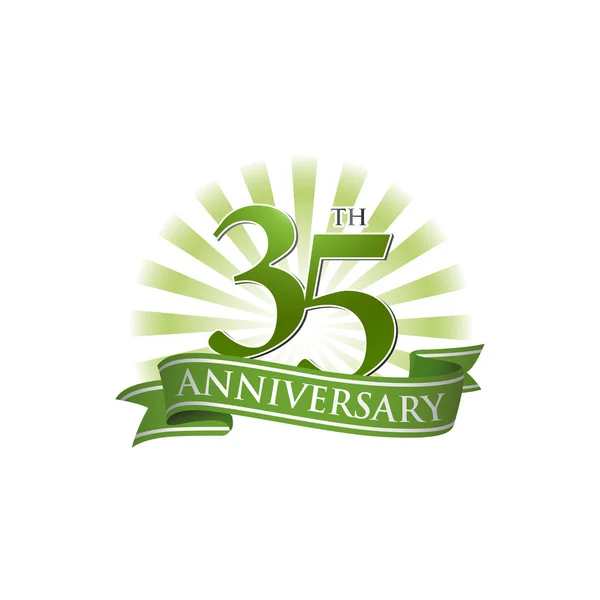 35: e årsdagen ribbon logo med gröna ljusstrålar — Stock vektor