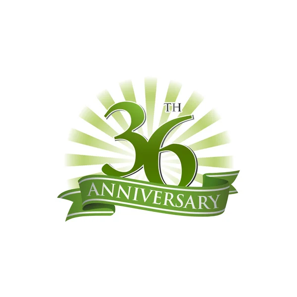 36η επέτειος κορδέλα λογότυπο με πράσινες ακτίνες του φωτός — Διανυσματικό Αρχείο
