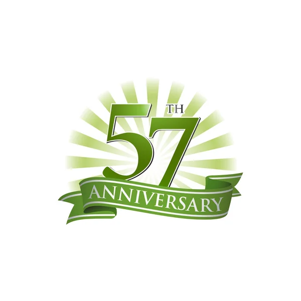 Logo de la cinta del 57 aniversario con rayos verdes de luz — Vector de stock