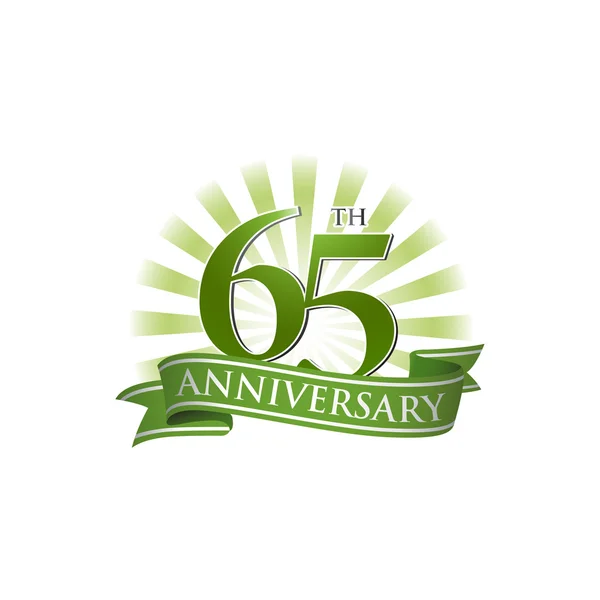 65η επέτειο κορδέλα λογότυπο με πράσινες ακτίνες του φωτός — Διανυσματικό Αρχείο