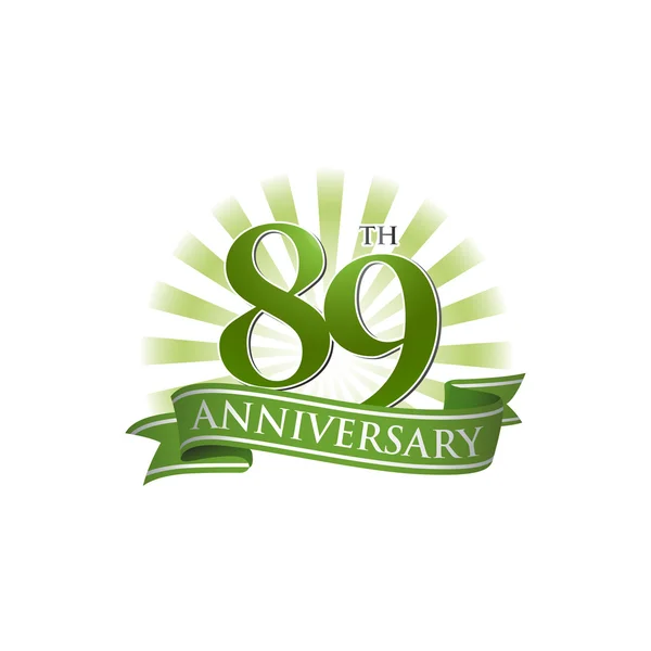 89 rocznica wstążki logo z zielonych promieni światła — Wektor stockowy