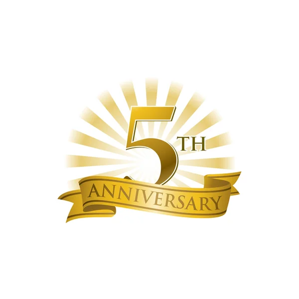 Logo zum 5. Jahrestag mit goldenen Lichtstrahlen — Stockvektor