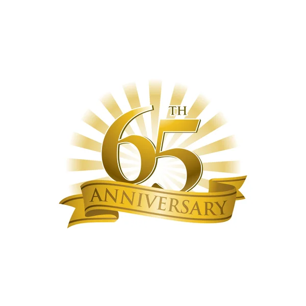 Логотип ленты 65-летия с золотыми лучами света — стоковый вектор