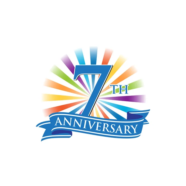 7 ulang tahun logo pita dengan sinar cahaya penuh warna - Stok Vektor