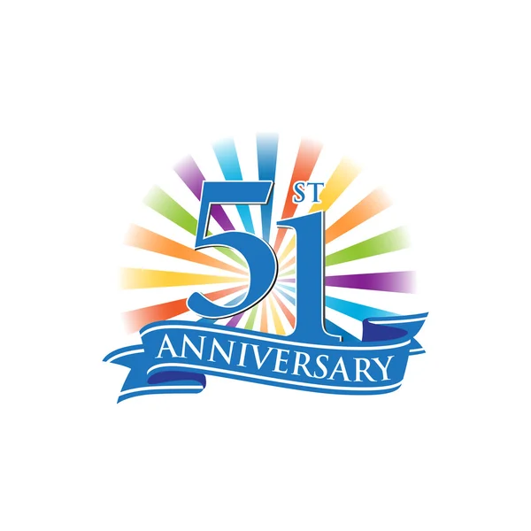 Logotipo de fita de aniversário 51 com raios coloridos de luz — Vetor de Stock