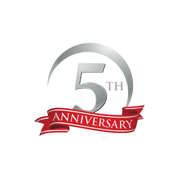 Bague 5ème anniversaire logo ruban rouge — Image vectorielle