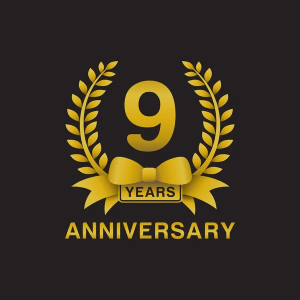 9th aniversário dourado coroa logotipo preto fundo — Vetor de Stock