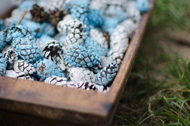 Ahşap kutusunda mavi ve beyaz koniler