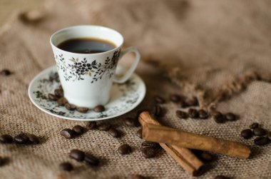 bir fincan kahve tarçın ile