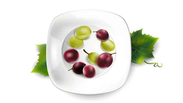 Beyaz bir tabakta yeşil ve kırmızı üzümler. — Stok fotoğraf
