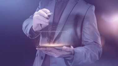 İş adamı telefonun sanal panelinde bilgi grafikleriyle çalışır..