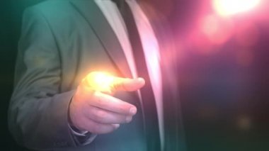 Tanımlanamayan adam gelişmiş gerçeklikte bilgi grafikleriyle çalışıyor..