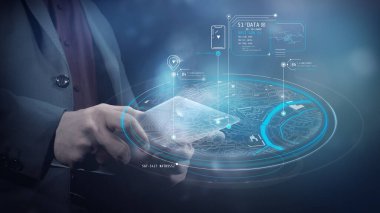 Bir adam tablet vasıtasıyla sanal bir haritayla çalışır..