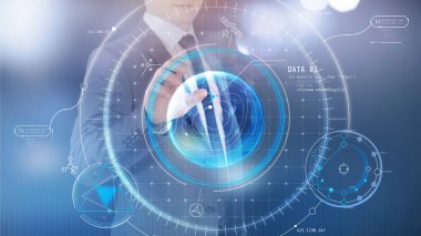 Bir adam geleceğin sanal paneliyle çalışır..