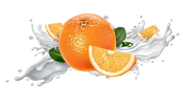 Oranges entières et tranchées dans une éclaboussure de yaourt. — Photo