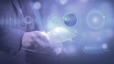 Bir adam tablet aracılığıyla sanal bir kartla çalışır..