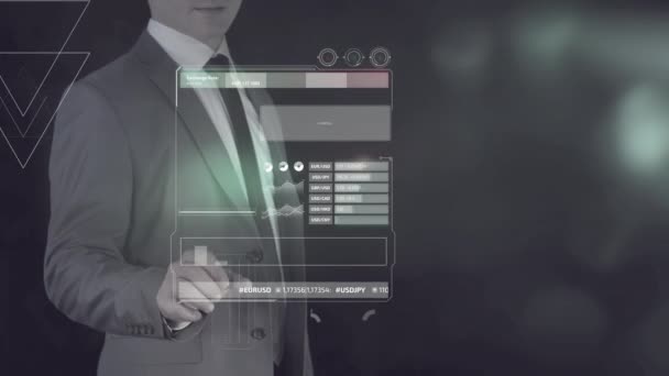 Um comerciante trabalha com dados de cotações de ações. — Vídeo de Stock