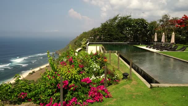 Piscina su una collina sopra il mare . — Video Stock