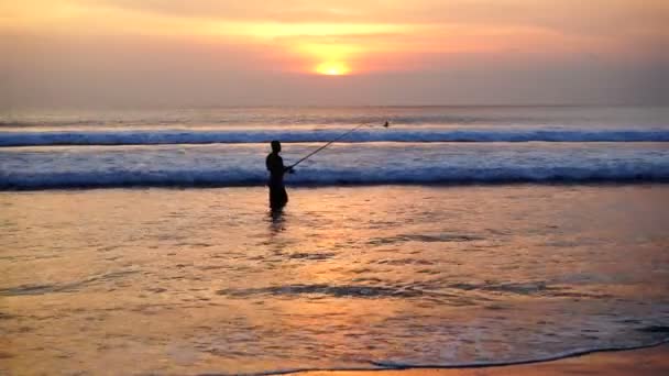 Pescador posando al atardecer . — Vídeos de Stock