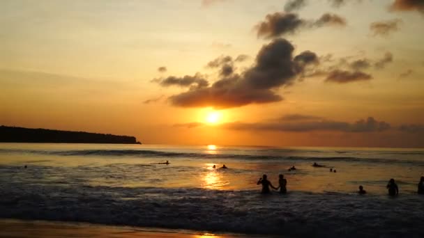 Silhuetas. surf, pôr-do-sol — Vídeo de Stock