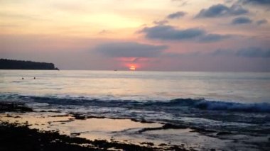 Gün batımı. Gökyüzü. Arazi. Beni?