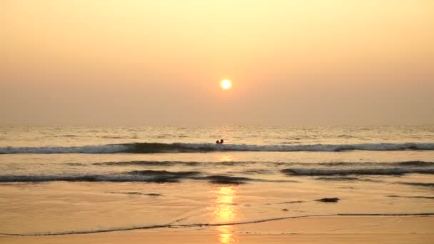 Pareja en la puesta del sol mar . — Vídeos de Stock