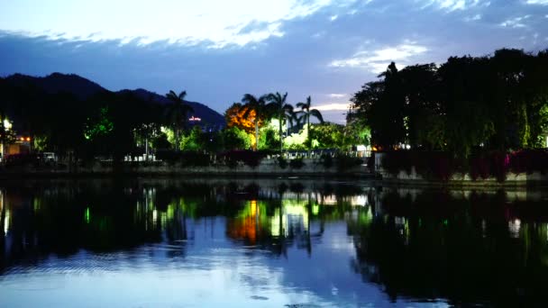 Colored lights on the lake during twilight. — Stock Video