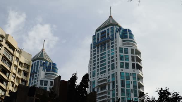 Высокие современные апартаменты с конической крышей . — стоковое видео