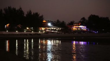 Gece sahil köyü Cafe.