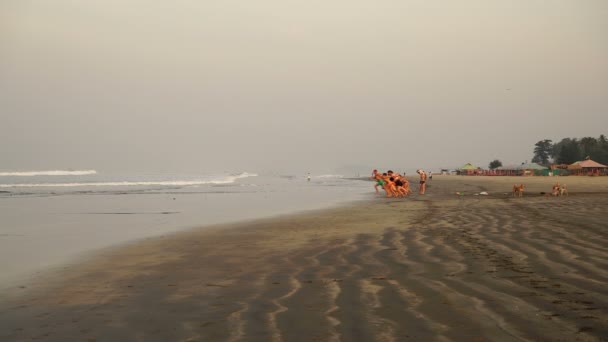 Gente corriendo todos juntos en el mar . — Vídeos de Stock