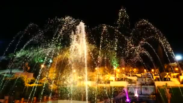 Kapky fontána v noci. — Stock video