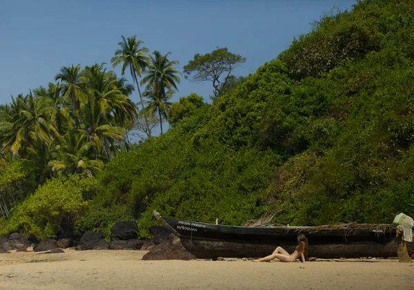 Sahilde eski teknede poz Bikini kız