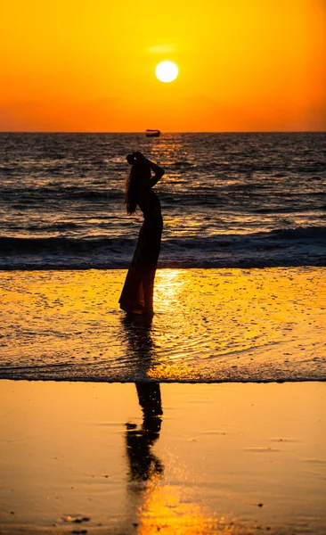 Одинокая девушка идет вдоль береговой линии острова и имеет размышления на мокрый песок . — стоковое фото