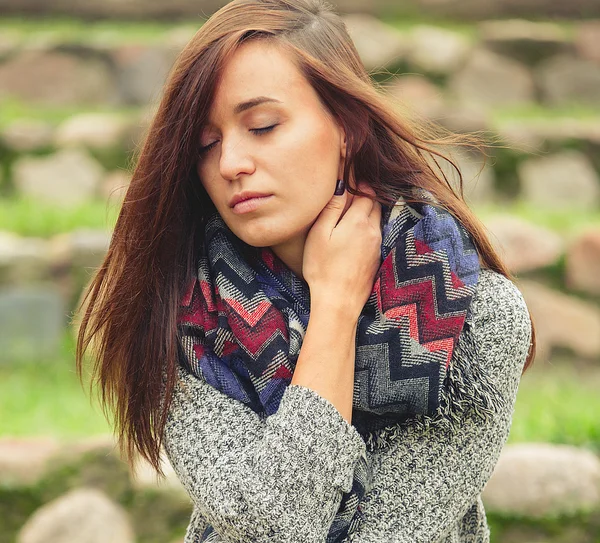 Sonbahar ağaçlar fonunda poz saç uçan ile esmer.