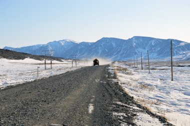 Çukotka dağlarda yolda araba