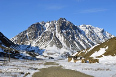 Çukotka dağlarda taş ev