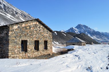 Çukotka dağlarda taş ev